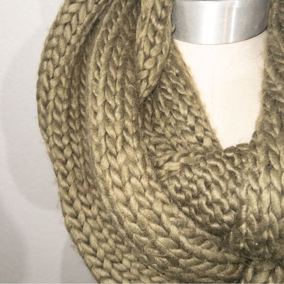Unbranded‎ Olive Green Thick Knitted Infinity Scarf - Picture 3 of 3